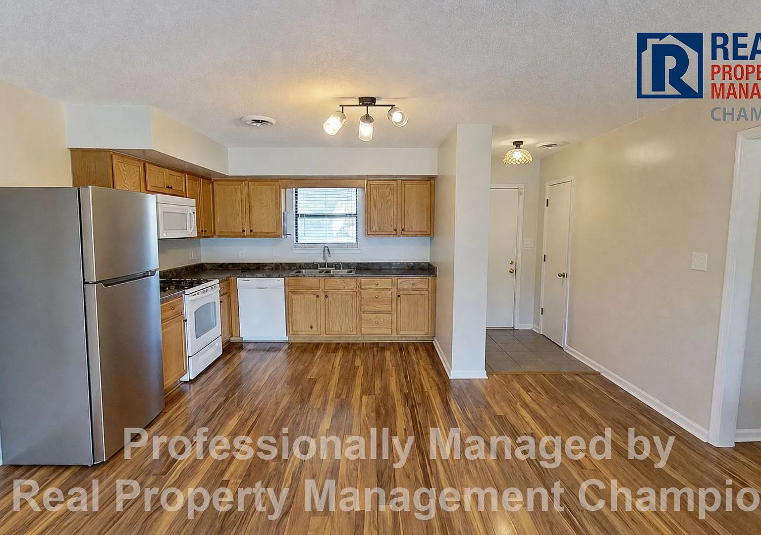 4 BD/2 BA Home on Large Corner Lot with Fenced Back Yard — Photo 4