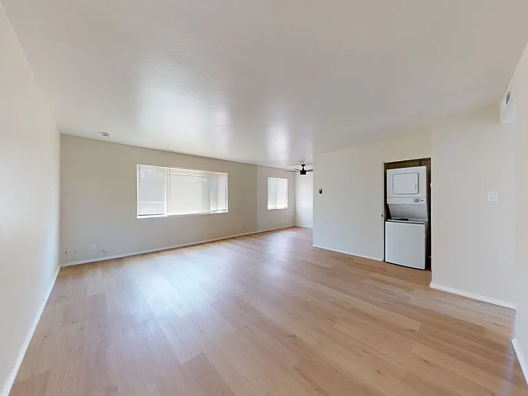 3040 Lynde St — Photo 3