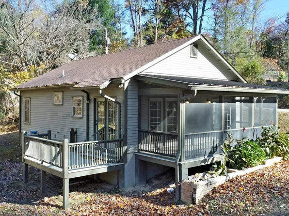 218 Pacolet St, Saluda, NC 28773