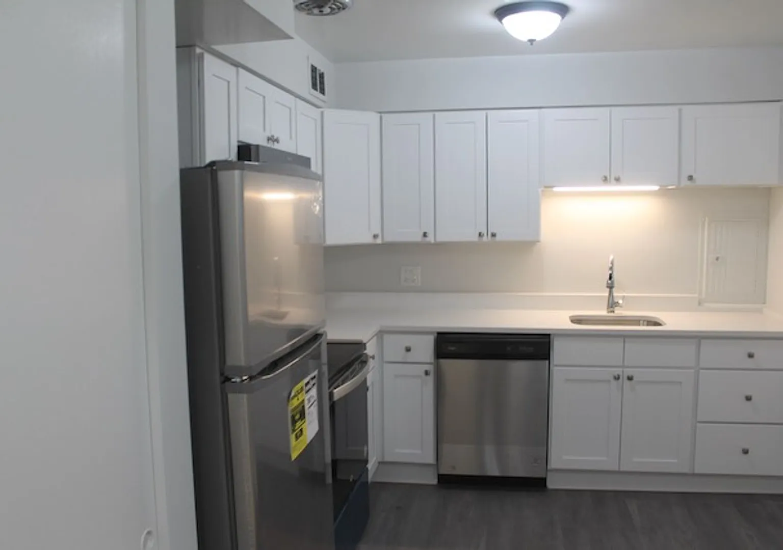 352 - *Sharff Apartments* — Photo 2