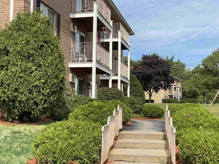383 Huse Rd #9 — Photo 3