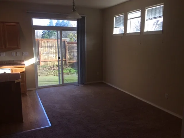 3 bed, 2.5 bath, 1638 sqft, $2,405 — Photo 3