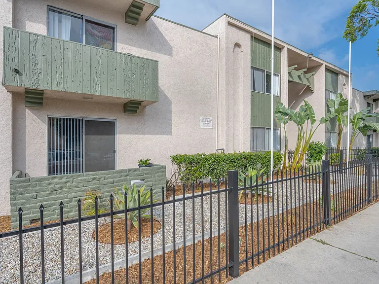 8123 Langdon Ave — Photo 2