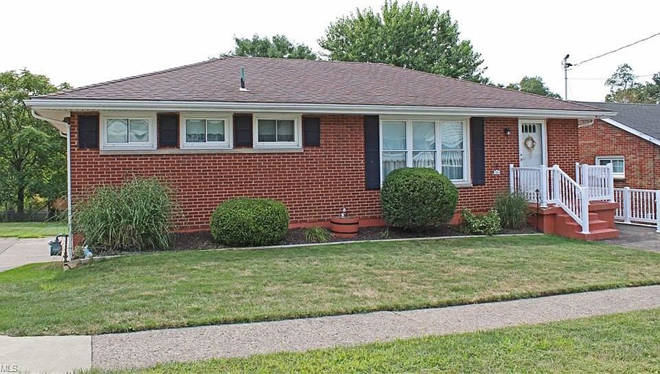 1st image of 121 Fernwood Ave
