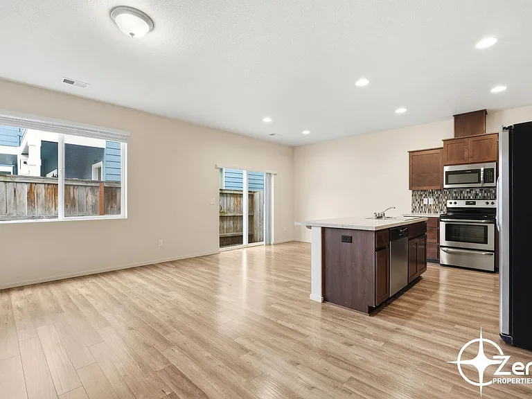 1400 NE 85th Way — Photo 3