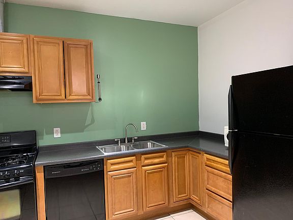 Kitchen, notice the dishwasher!