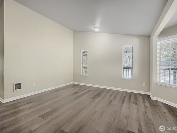 3rd image of 11012 195th Avenue E