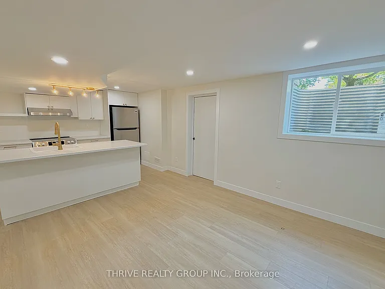 444 Ridgewood Cres #LOWER — Photo 8