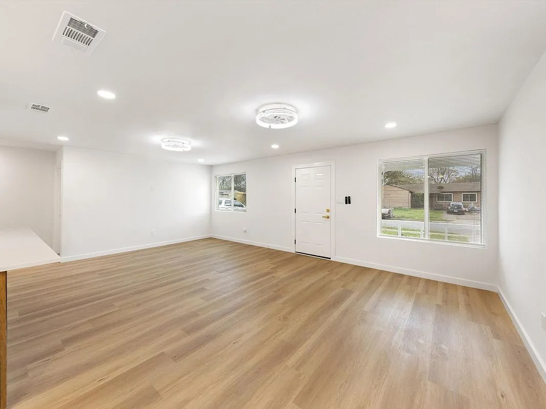 4 bed, 2.0 bath, 1392 sqft, $2,300 — Photo 4