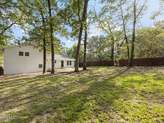 5th image of 408 Sharon Hills Dr