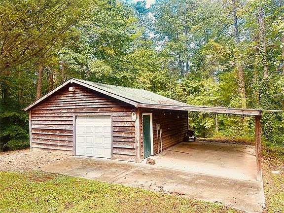 4th image of 2110 McIver Ln