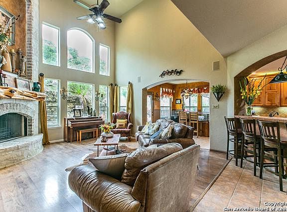 3rd image of 13925 Tobiano Trl