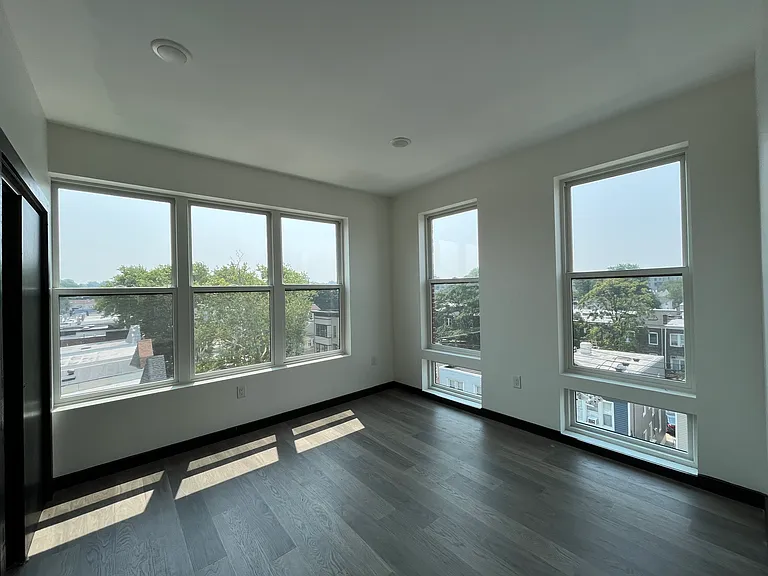 130-132 Mallory Ave #502 — Photo 8