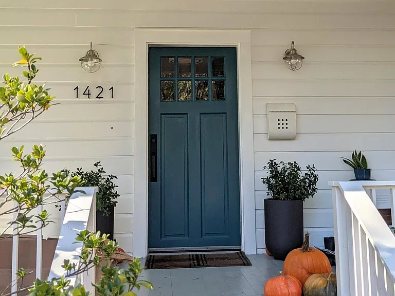 1421 Woodland Dr — Photo 2
