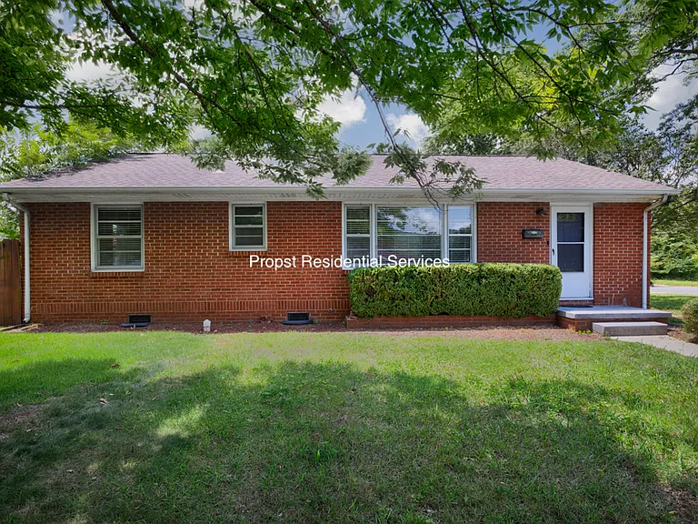 823 Stanhope Dr NE — Photo 1