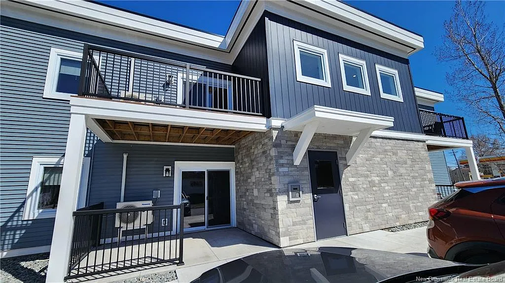 2 bed, 1.0 bath, 918 sqft, $2,350 — Photo 2