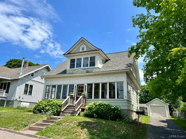 1131 Summit St, Hancock, MI 49930