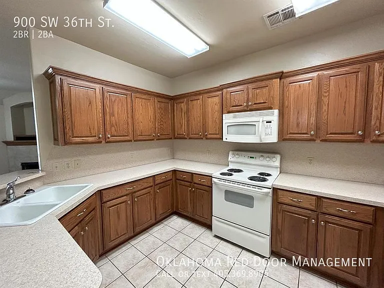 900 SW 36th St — Photo 2