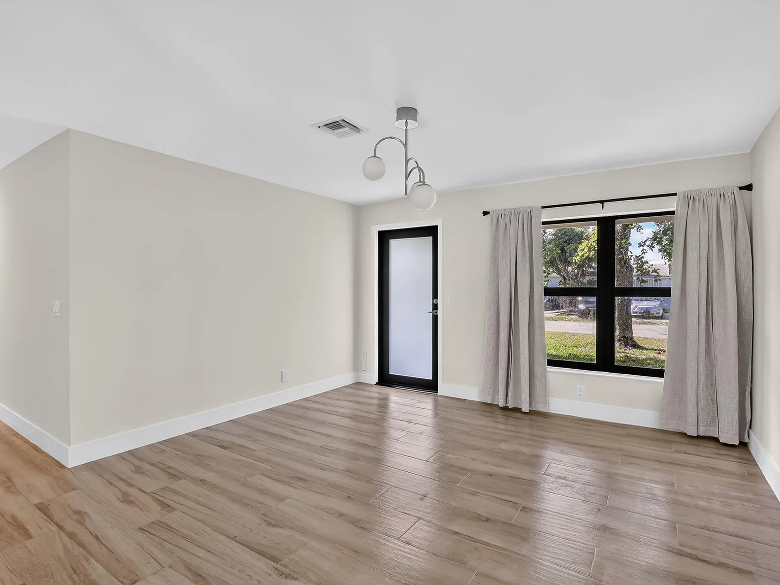 3 bed, 2.0 bath, 1175 sqft, $3,550 — Photo 4