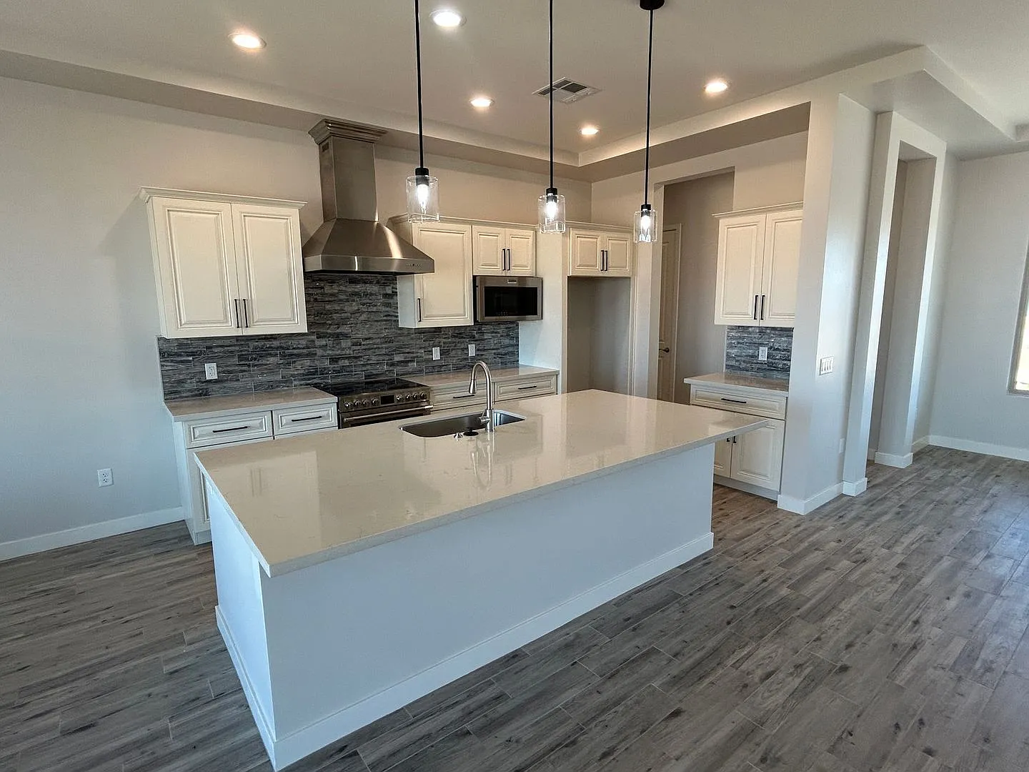 5 bed, 2.0 bath, 2451 sqft, $3,749 — Photo 3