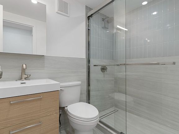 5th image of 220 E 22nd St APT Gla