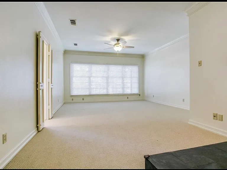 4110 Lovers Ln — Photo 4