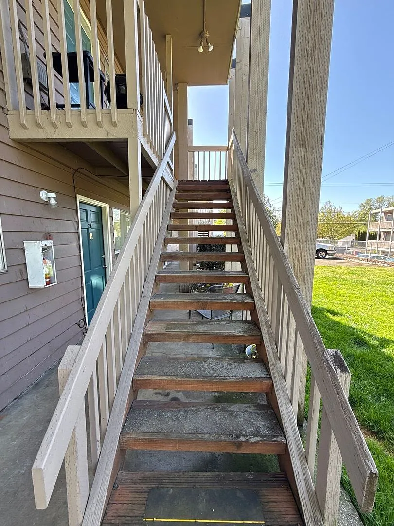 Building Photo - 550 SW Levens St #24