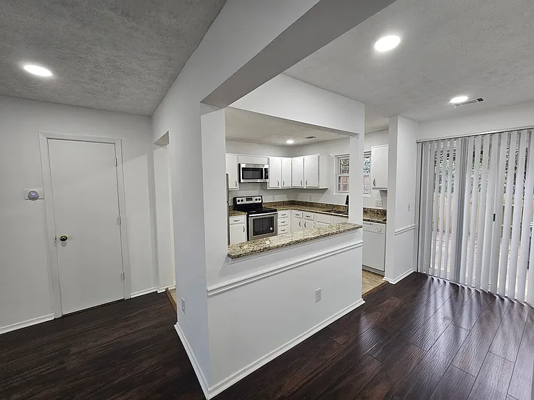 2401 Queen Anne Ct — Photo 7