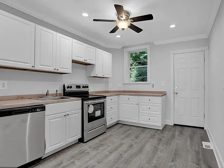 1520 Holbrook St — Photo 11