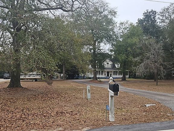 2nd image of 105 N Cedar Creek Rd