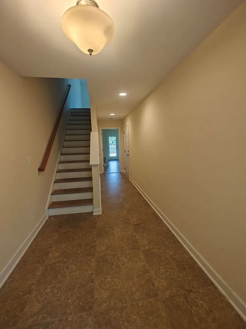 4 bedroom townhome with garage — Photo 4