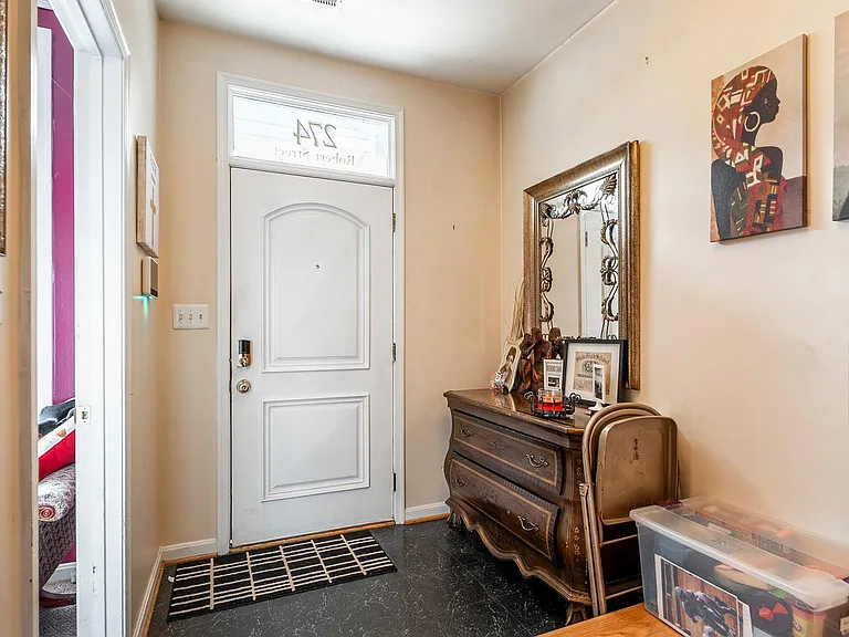 274 Robert St — Photo 4