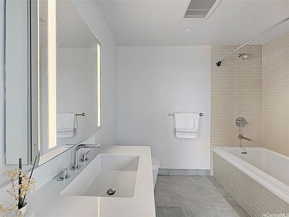 4th image of 1001 Queen St #2015