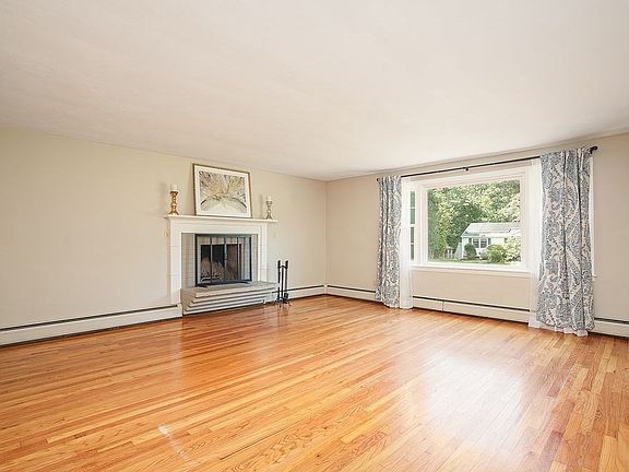 3rd image of 18 Devonshire Dr