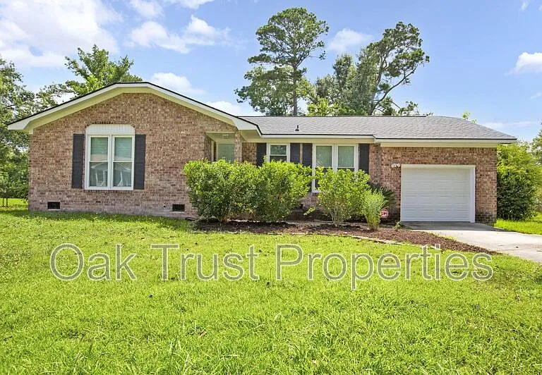 220 Cornell Dr — Photo 2