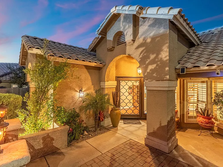 372 W Amoroso Dr — Photo 40