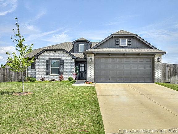2nd image of 2902 W Albuquerque Pl