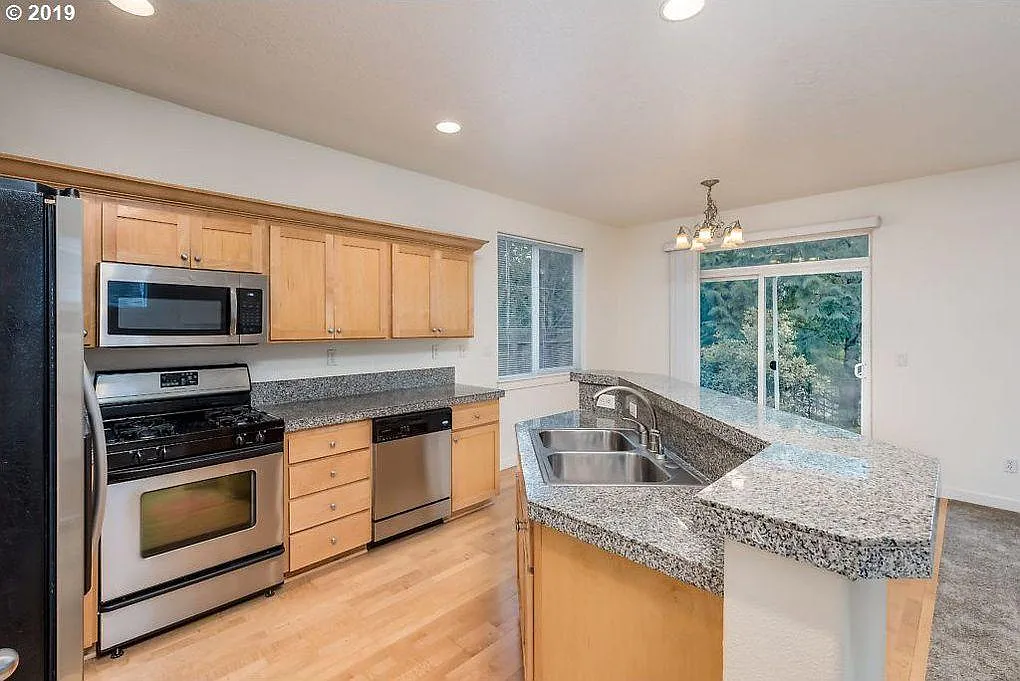 306 SW Ruth St — Photo 3