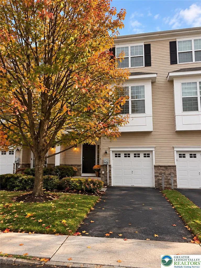 3 bed, 1.5 bath, 1828 sqft, $2,550 — Photo 1