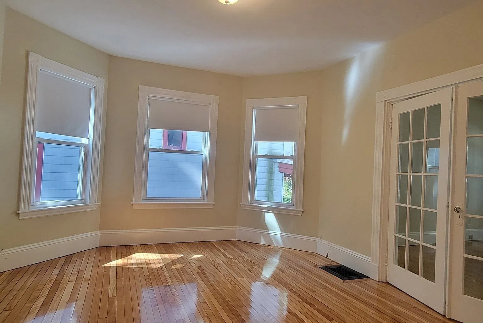 2 bed, 1.0 bath, 1400 sqft, $2,400 — Photo 1