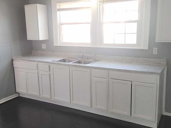 3rd image of 3990 Beaconsfield St #2