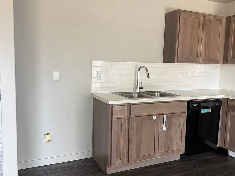1039 NE Emerald Dr — Photo 5
