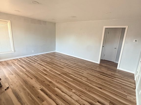 3rd image of 1305 E Everett Ave