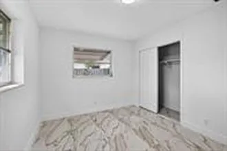 5731 NE 17th Ter — Photo 9