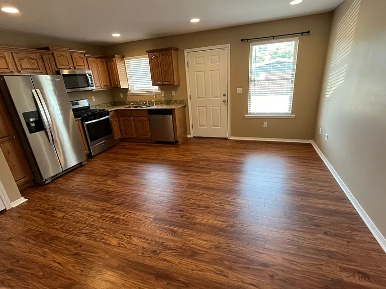 808 S Knoxville Ave — Photo 3