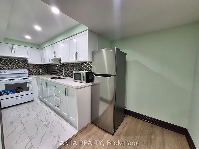 742 Hammersly Blvd #BASEMENT — Photo 10