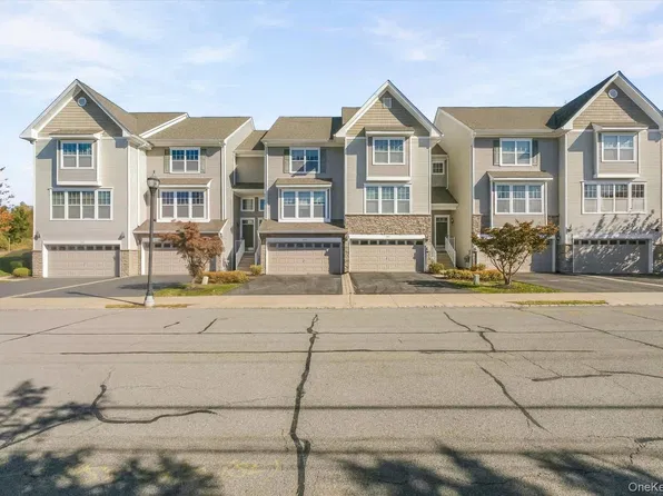 406 Hawthorn Way, New Windsor, NY 12553