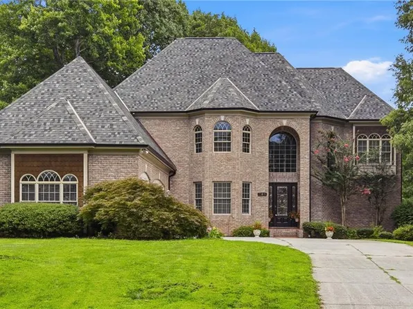 121 Salem Village Ct, Clemmons, NC 27012