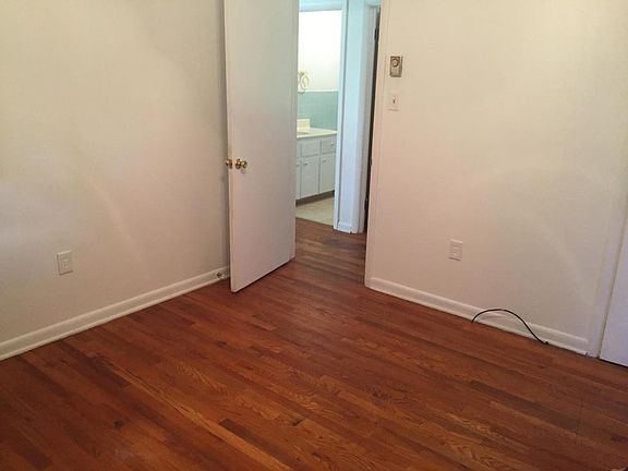3rd image of 909 McCulloch St