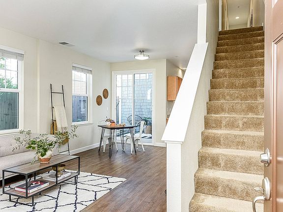 5th image of 101-129 Hansen Way #1044287